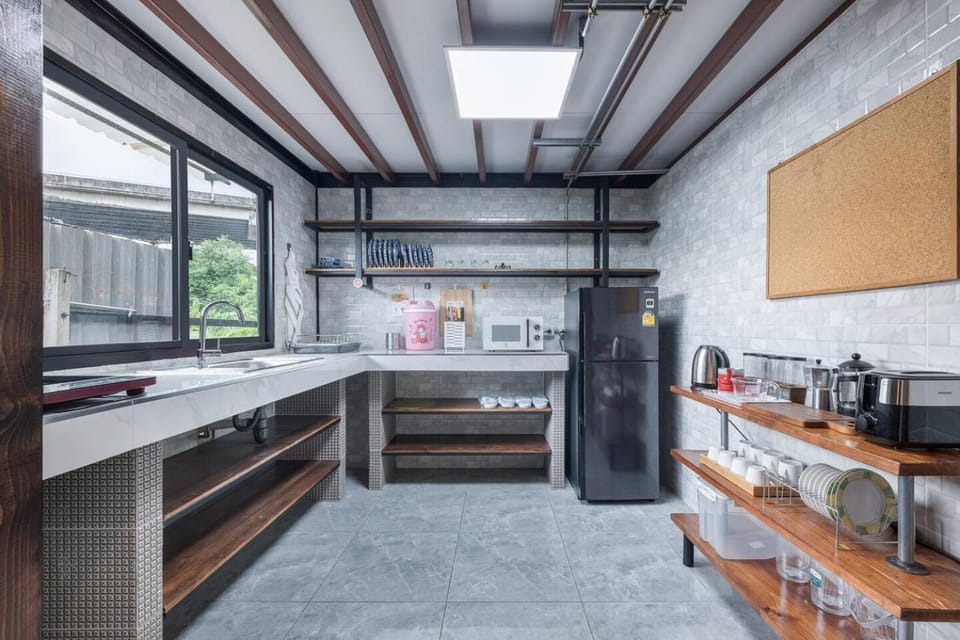 Kitchen or kitchenette, minibar, stove
