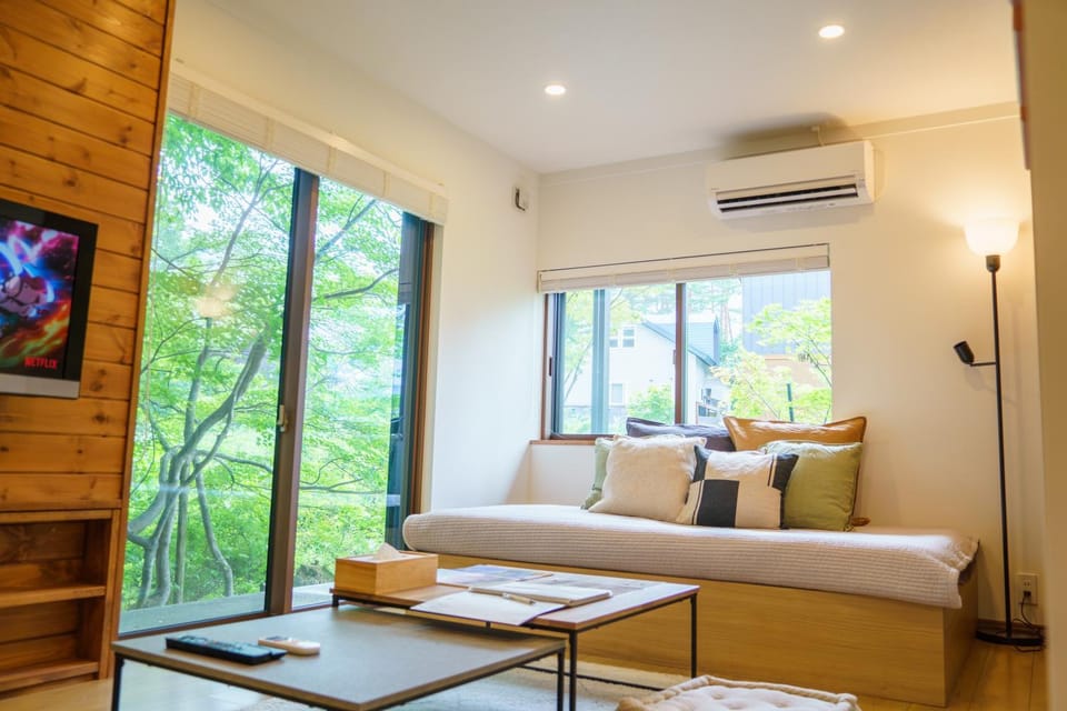 Bed, Natural landscape, TV and multimedia, Living room, Seating area, air conditioner