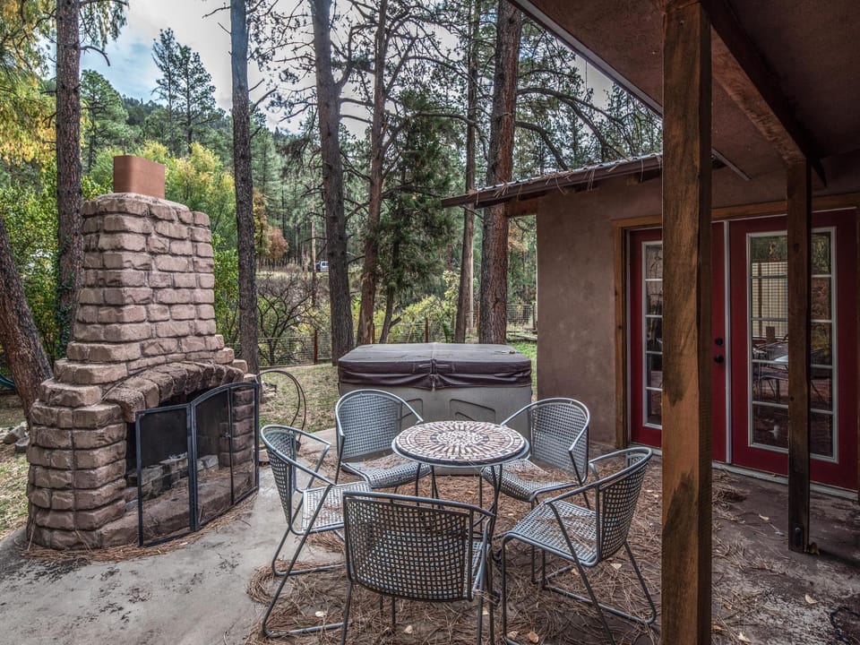 Patio, Natural landscape, Garden, Hot Tub, Seating area, fireplace