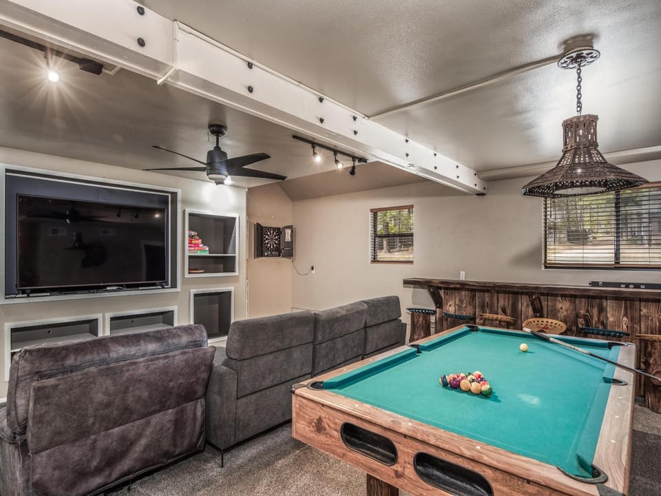 Billiard, Darts, Game Room, TV and multimedia, Living room, Seating area, furniture