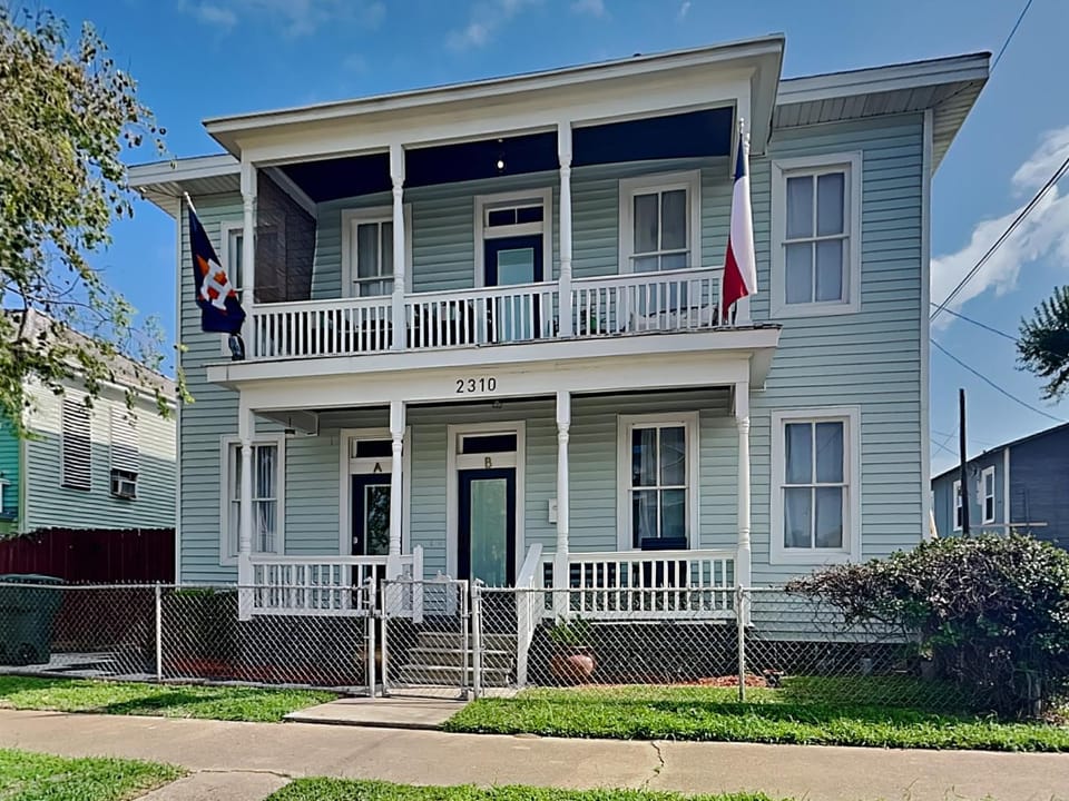 Property building, Facade/entrance, Neighbourhood, Balcony/Terrace