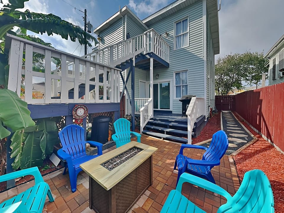 Property building, Patio, Facade/entrance, Seating area