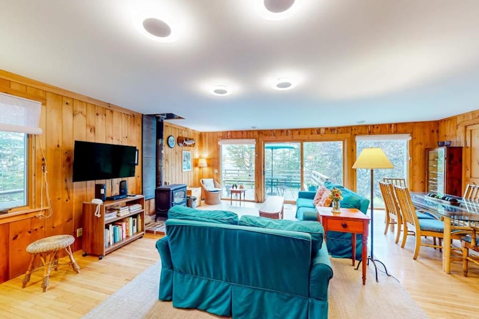 TV and multimedia, Living room, Seating area, Dining area