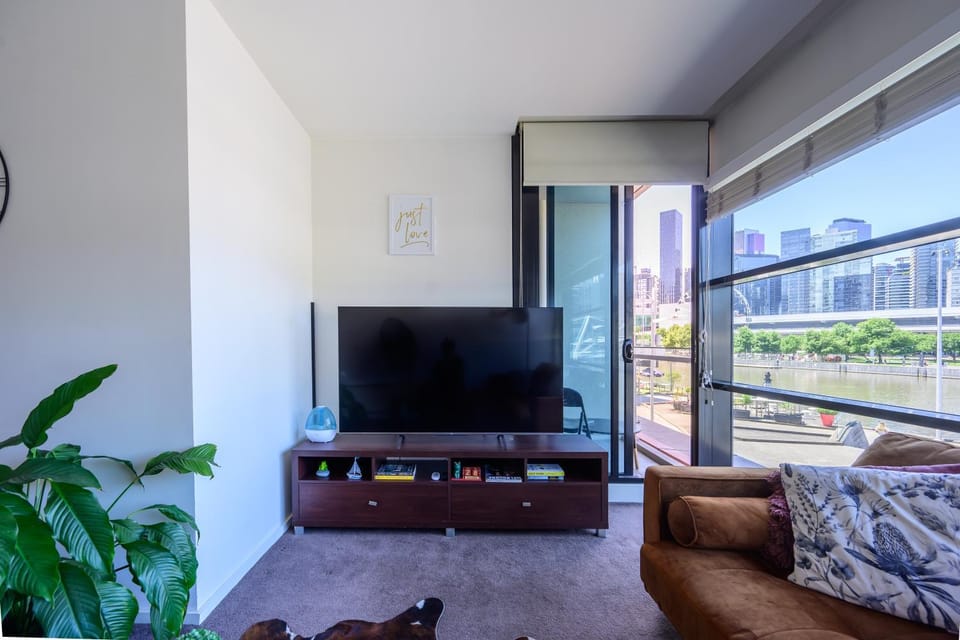 Communal lounge/ TV room, TV and multimedia, Living room, Seating area, Evening entertainment