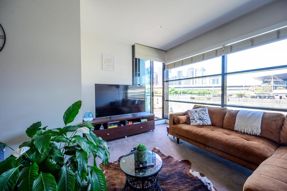 Communal lounge/ TV room, TV and multimedia, Living room, Seating area, Evening entertainment, River view, River view