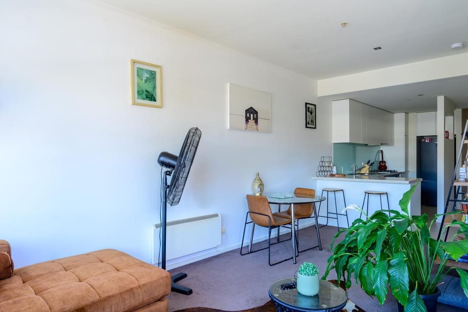 Kitchen or kitchenette, Living room, Seating area, Dining area, minibar, oven