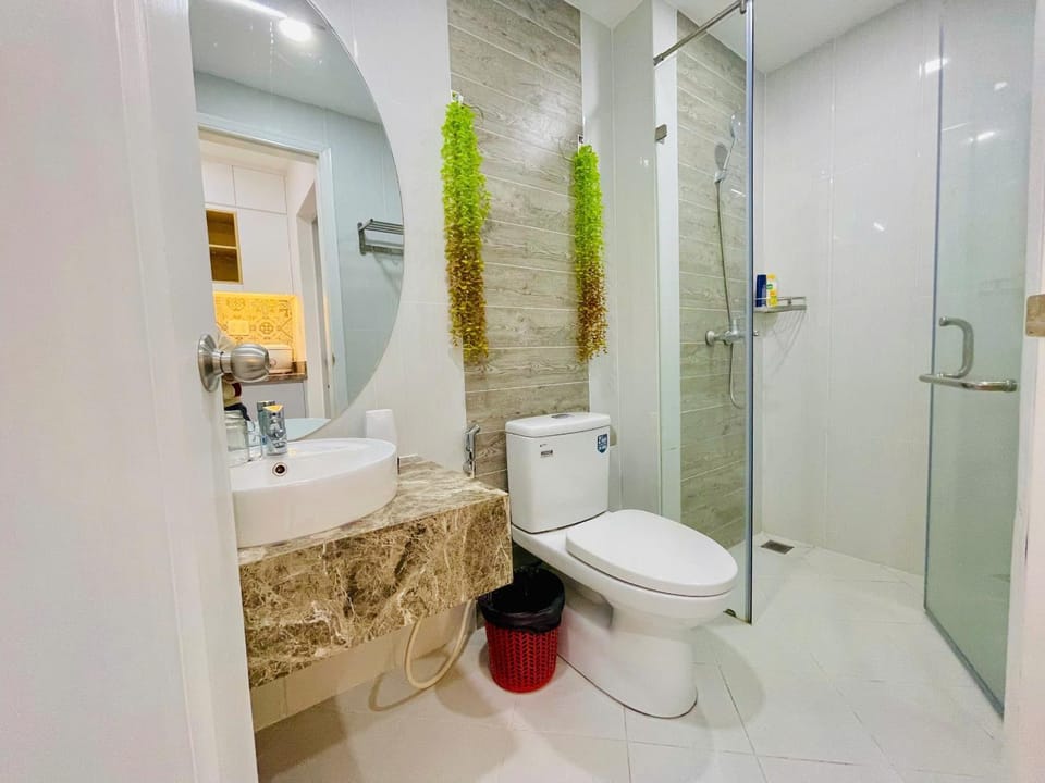 Shower, Toilet, Bathroom, bidet, towels