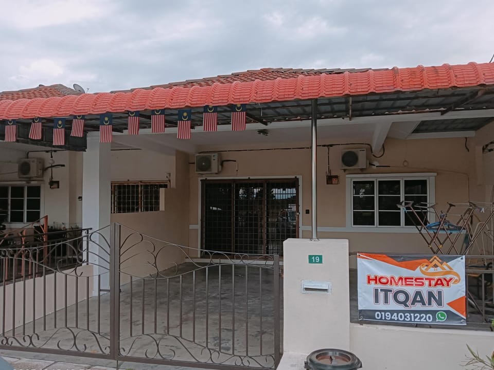Homestay Itqan Seri Iskandar House in Perak Tengah District