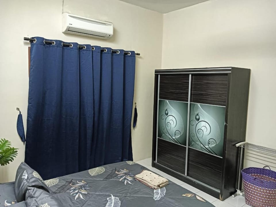 Bed, Photo of the whole room, Bedroom, wardrobe, air conditioner