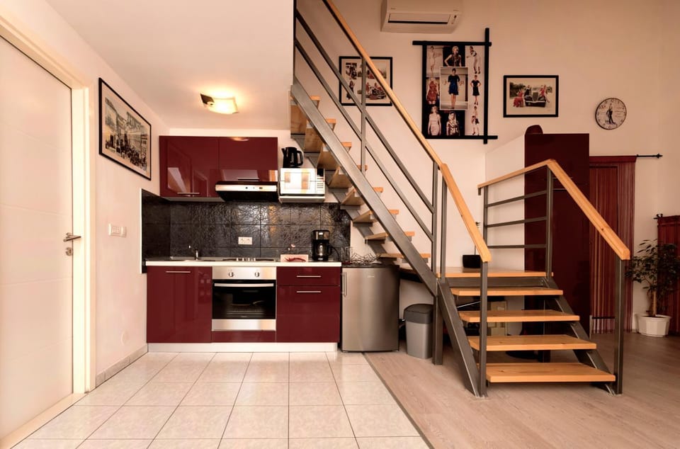 Kitchen or kitchenette, Living room, Food and drinks, Decorative detail, Dining area