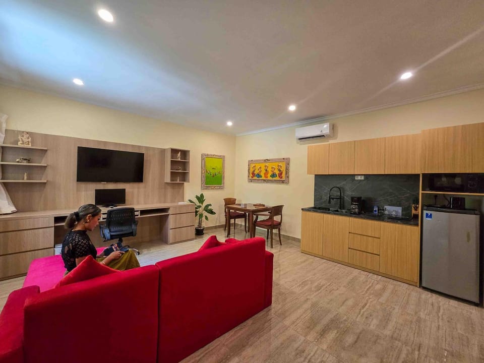 Kitchen or kitchenette, Seating area, minibar, air conditioner