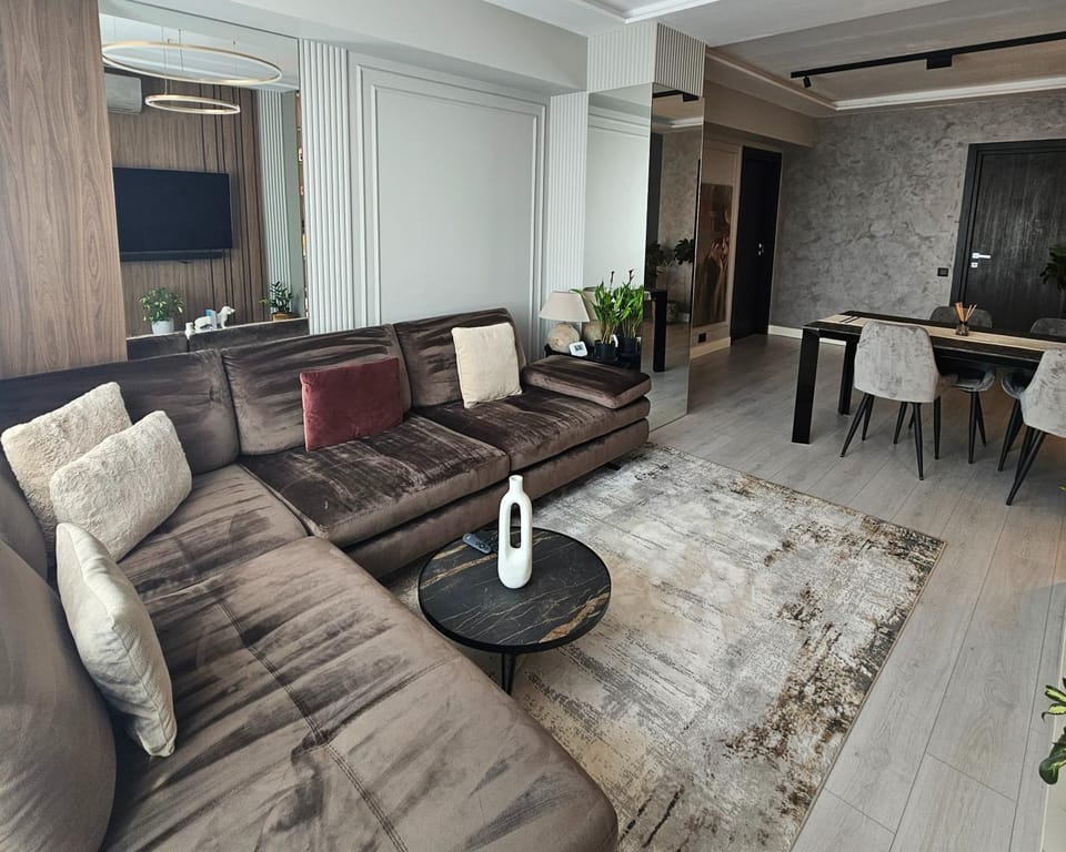 TV and multimedia, Living room, Seating area, Evening entertainment