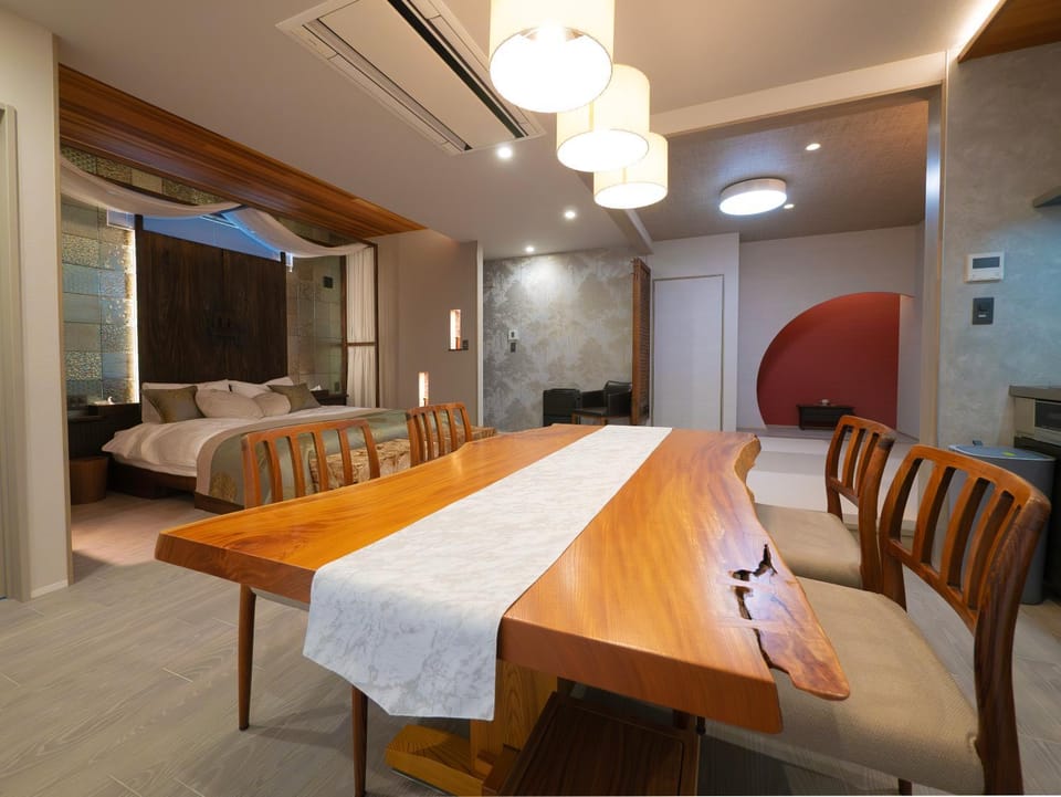 Bed, Dining area, air conditioner