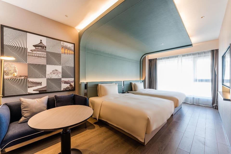 Bed, Photo of the whole room, Seating area, Bedroom