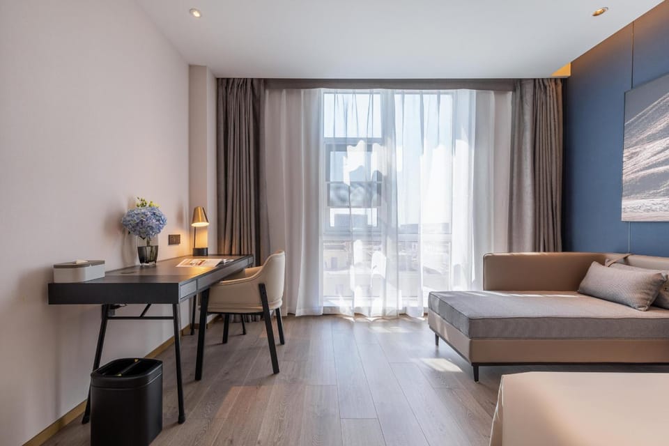 Bed, Photo of the whole room, Seating area, Bedroom