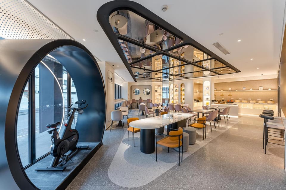 Restaurant/places to eat, TV and multimedia, Seating area