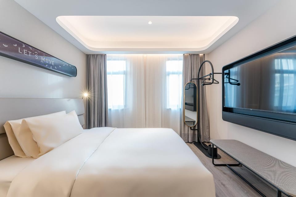 Bed, TV and multimedia, Bedroom