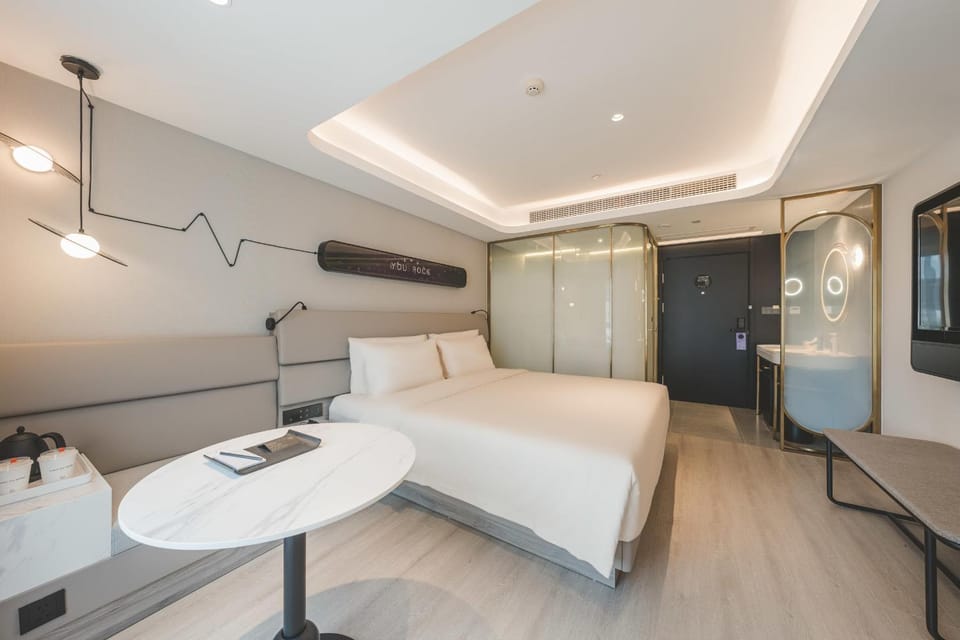 Bed, Photo of the whole room, Bedroom