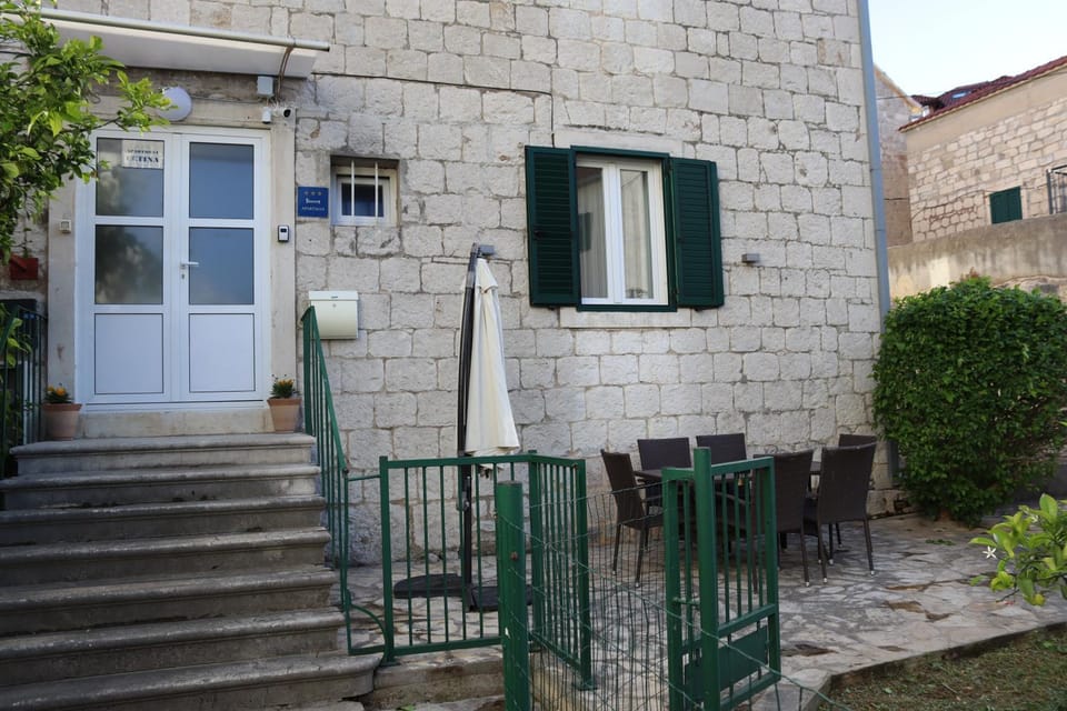 Property building, Day, Balcony/Terrace