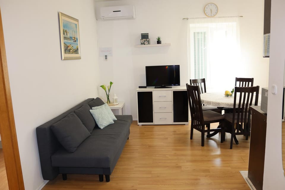 TV and multimedia, Living room, Seating area, Dining area, air conditioner