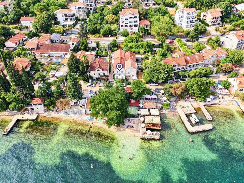 Property building, Nearby landmark, Day, Neighbourhood, Natural landscape, Bird's eye view, Beach, Sea view, Location