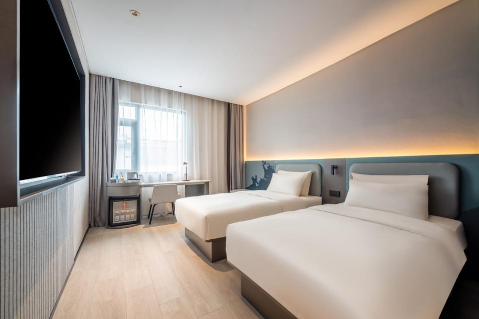 Bed, Living room, Photo of the whole room, Seating area, Bedroom