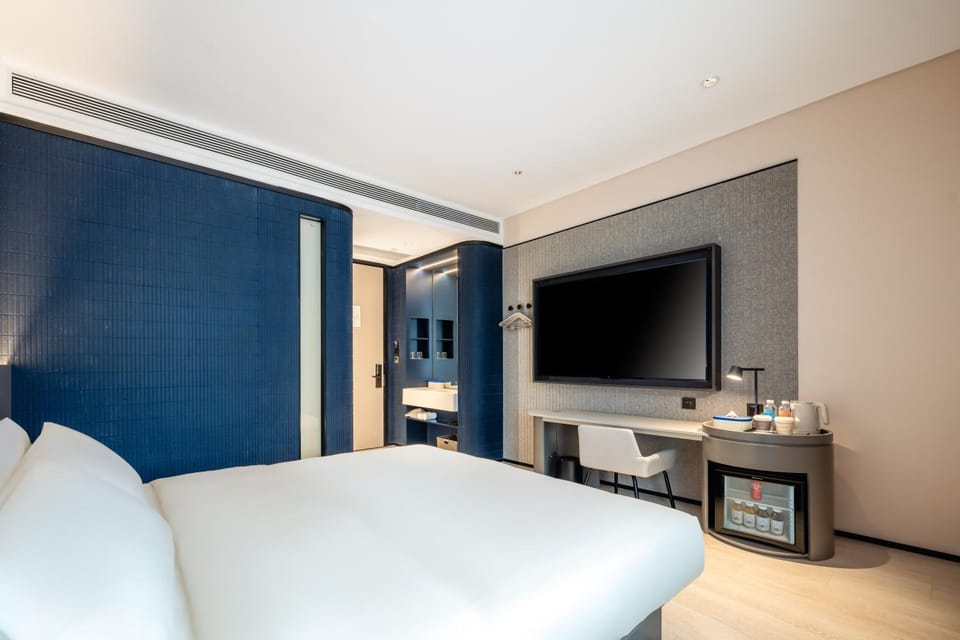 Bed, TV and multimedia, Bedroom