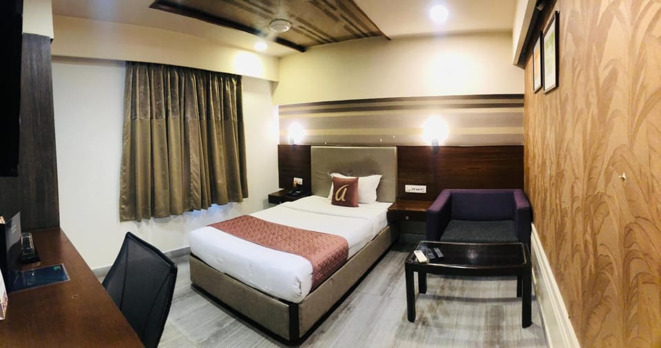 Bed, Photo of the whole room, Seating area