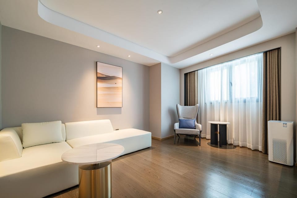 Bed, Photo of the whole room, Seating area