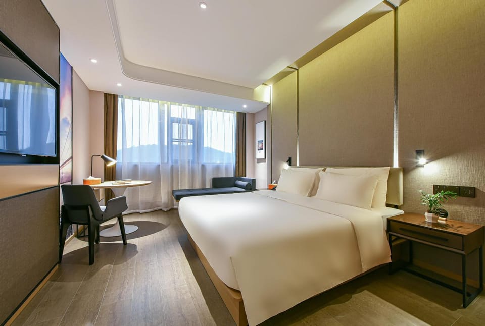 TV and multimedia, Photo of the whole room, Seating area, Bedroom