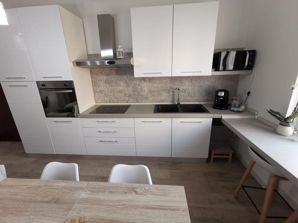 Coffee/tea facilities, Kitchen or kitchenette, minibar, pet friendly, stove
