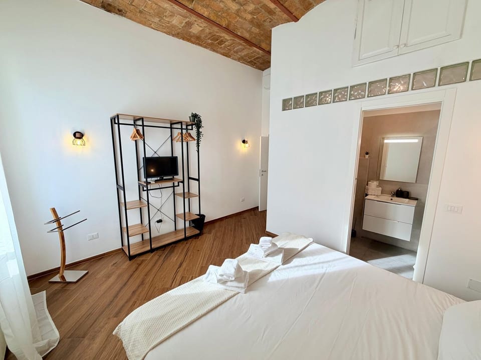 Bed, Bathroom, TV and multimedia, Photo of the whole room, Bedroom, air conditioner