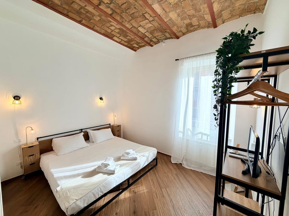 Bed, TV and multimedia, Bedroom