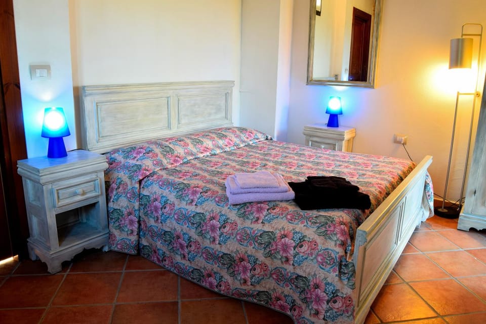 Bed, Bedroom, Garden view