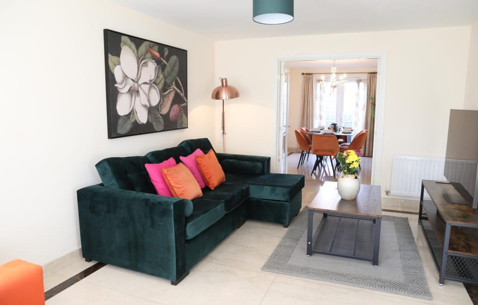 Spacious home with office and double driveway & FREE Wifi By ULTIMATE HOMES AWAY House in England