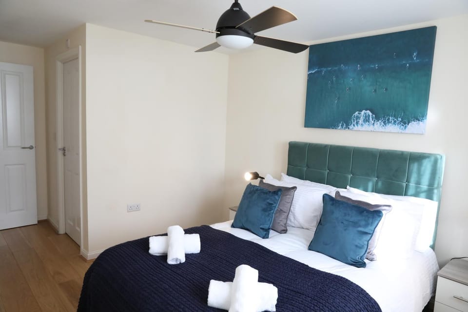 Spacious home with office and double driveway & FREE Wifi By ULTIMATE HOMES AWAY House in England