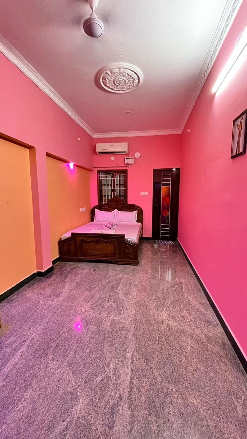 Bed, Photo of the whole room, fireplace