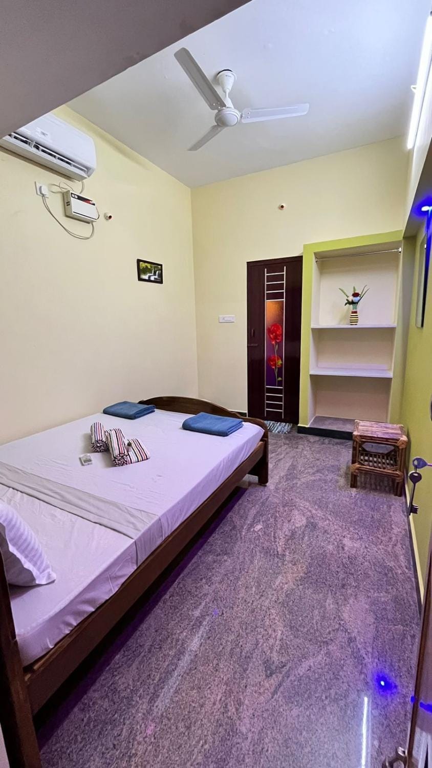 Bedroom, fireplace, towels, air conditioner