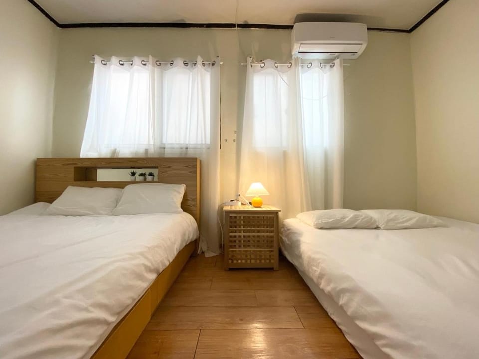 Bed, Photo of the whole room, Bedroom, air conditioner