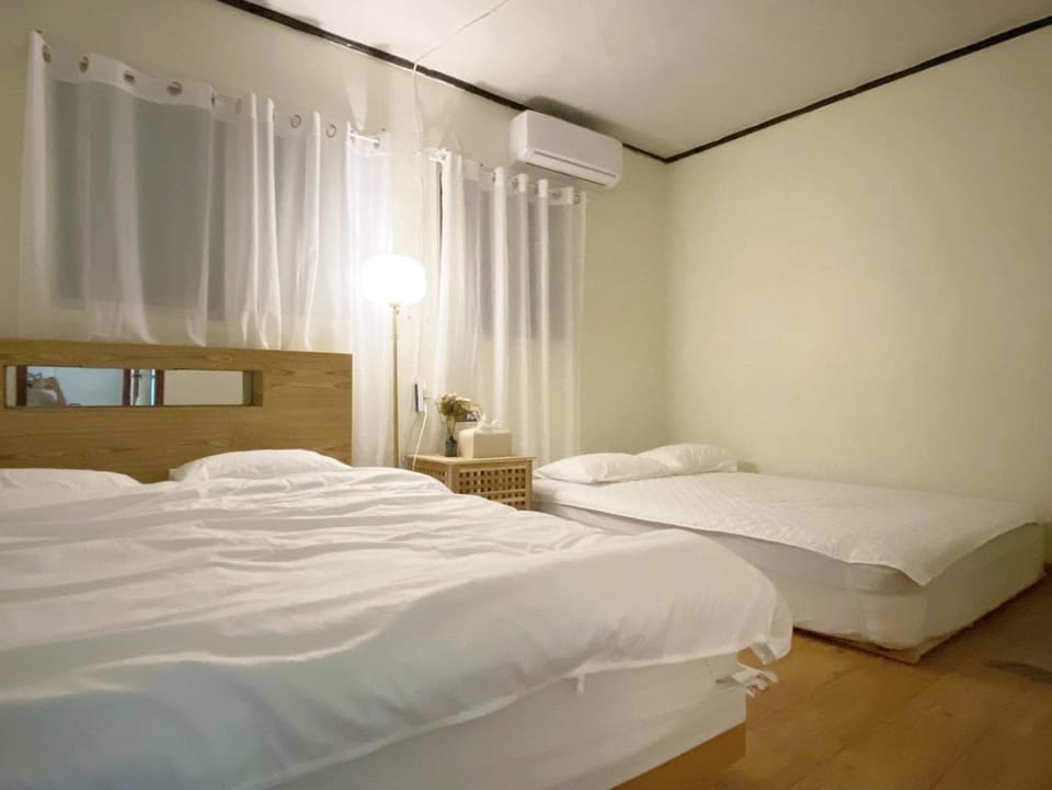 Bed, Photo of the whole room, Bedroom, air conditioner