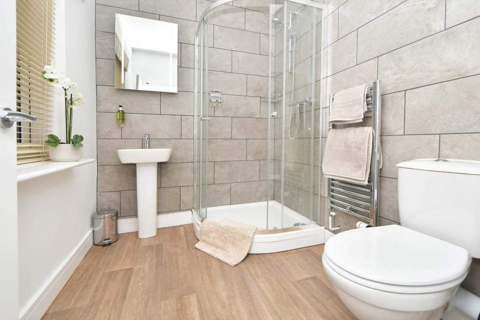 Shower, Toilet, Bathroom, towels