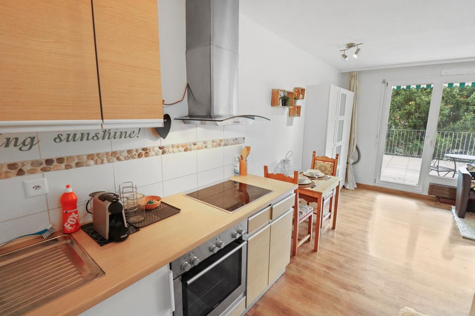 Kitchen or kitchenette, Dining area, pet friendly, stove
