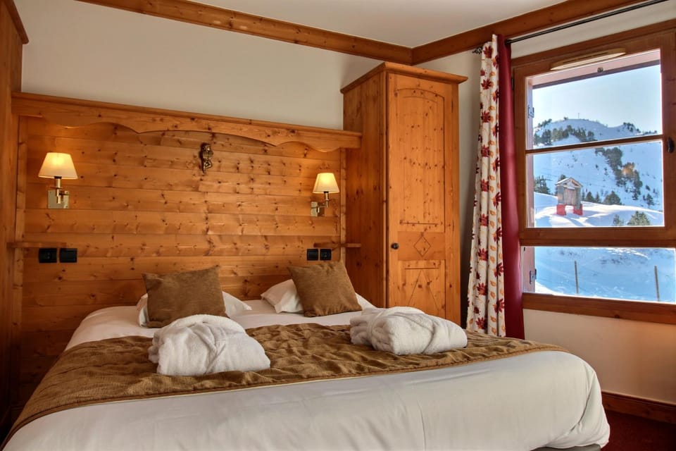Bed, Natural landscape, Winter, Photo of the whole room, Bedroom, Mountain view, towels