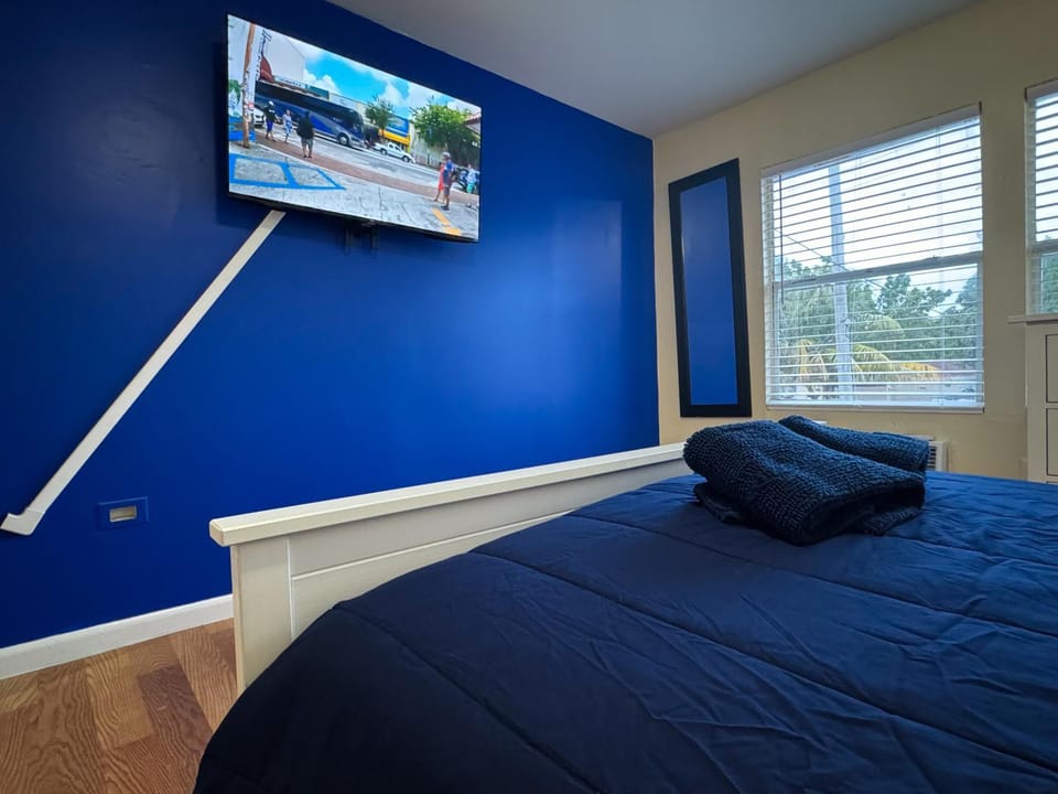 Bed, TV and multimedia, Photo of the whole room, Bedroom