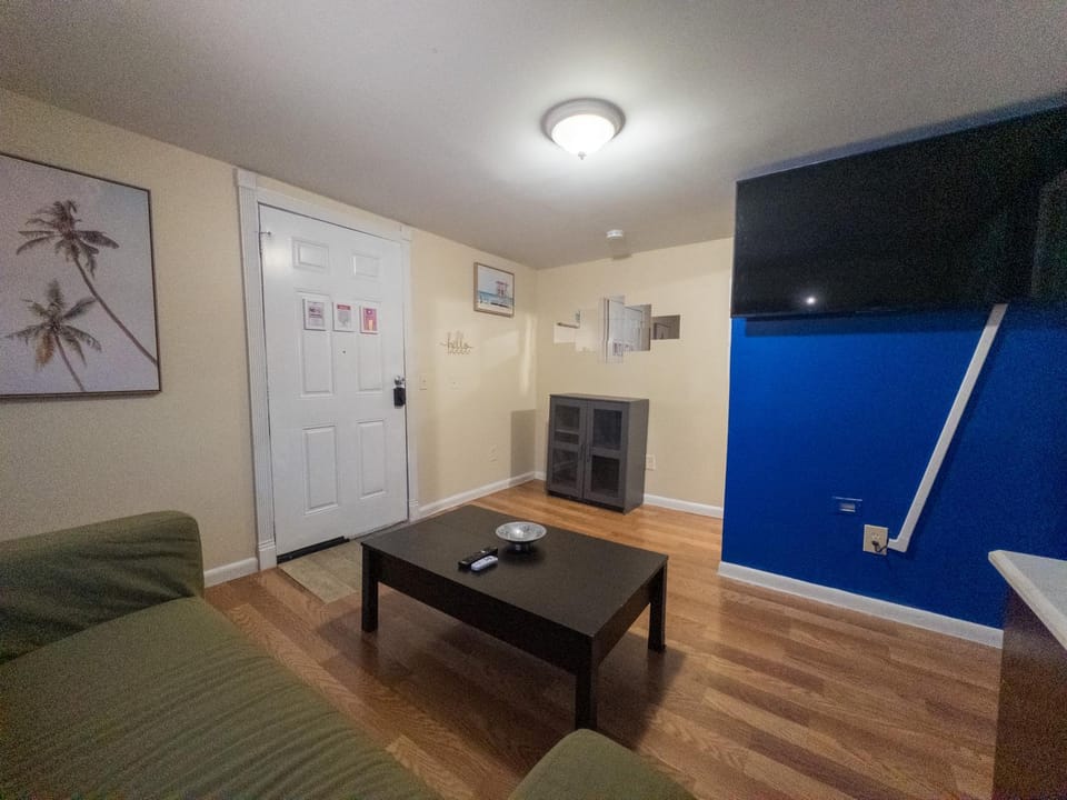 Communal lounge/ TV room, TV and multimedia, Living room, Seating area, Evening entertainment