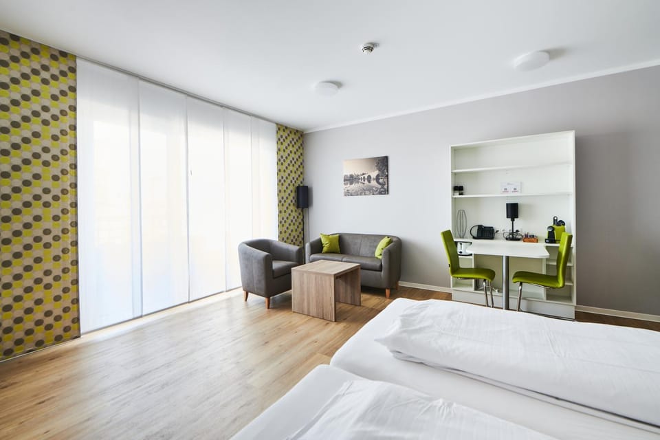 Bed, Coffee/tea facilities, Photo of the whole room, Seating area, Dining area