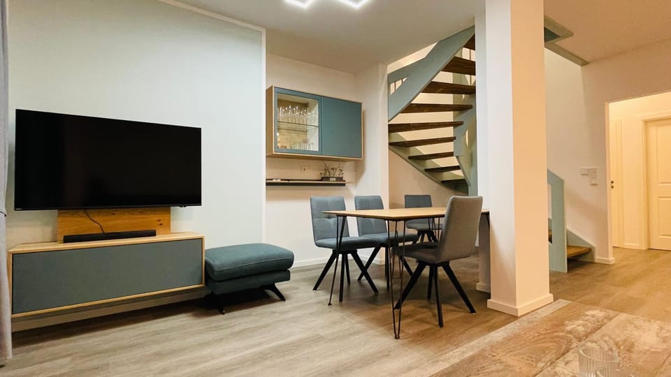 TV and multimedia, Living room, Seating area, Dining area, Evening entertainment
