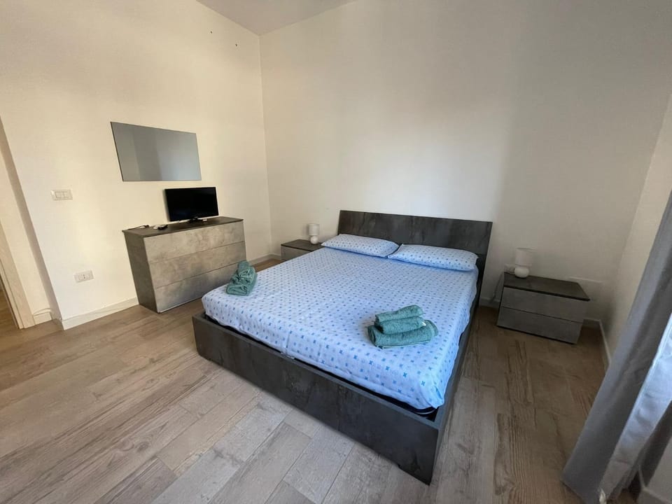 Bed, TV and multimedia, Photo of the whole room, Bedroom, towels