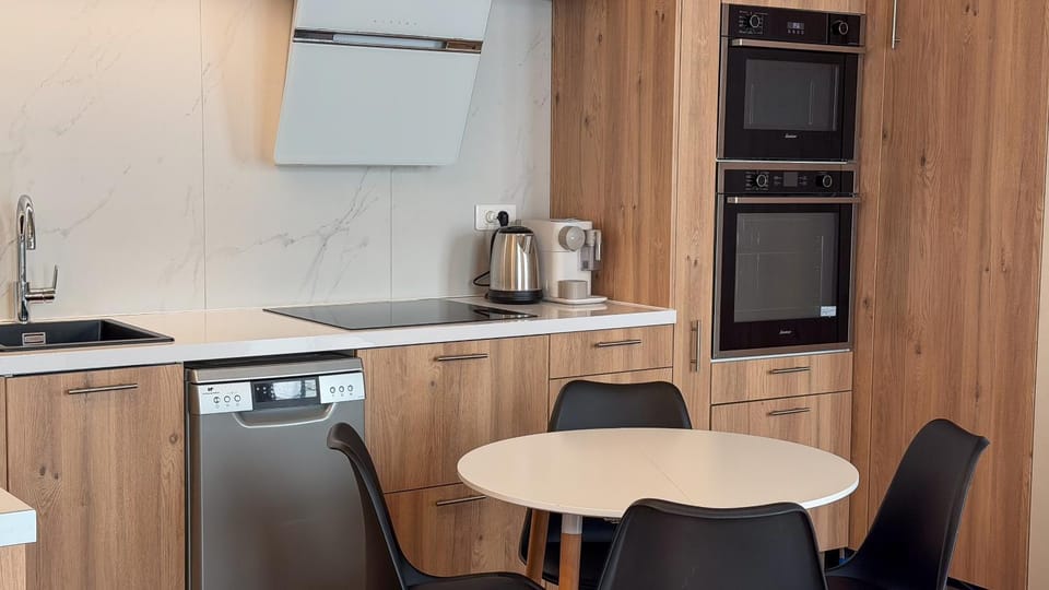 Kitchen or kitchenette, Dining area, oven