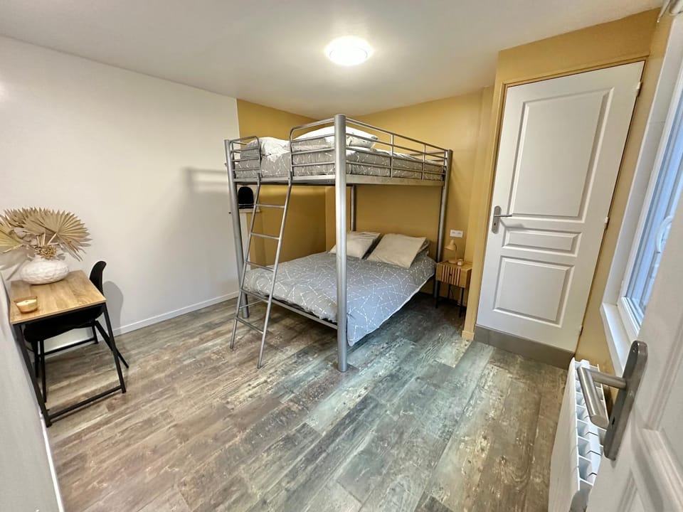 Photo of the whole room, Seating area, Bedroom, bunk bed